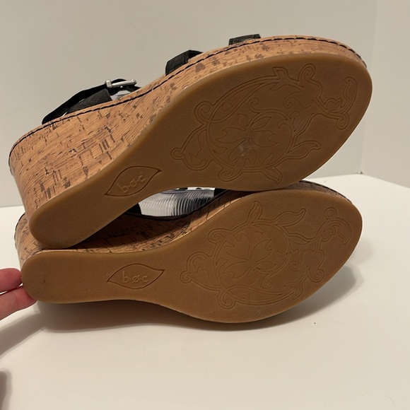 B.o.c Cork Wedge Sandals Women’s 11 M Black Flowers Metallic Buckle Closure - Picture 9 of 11